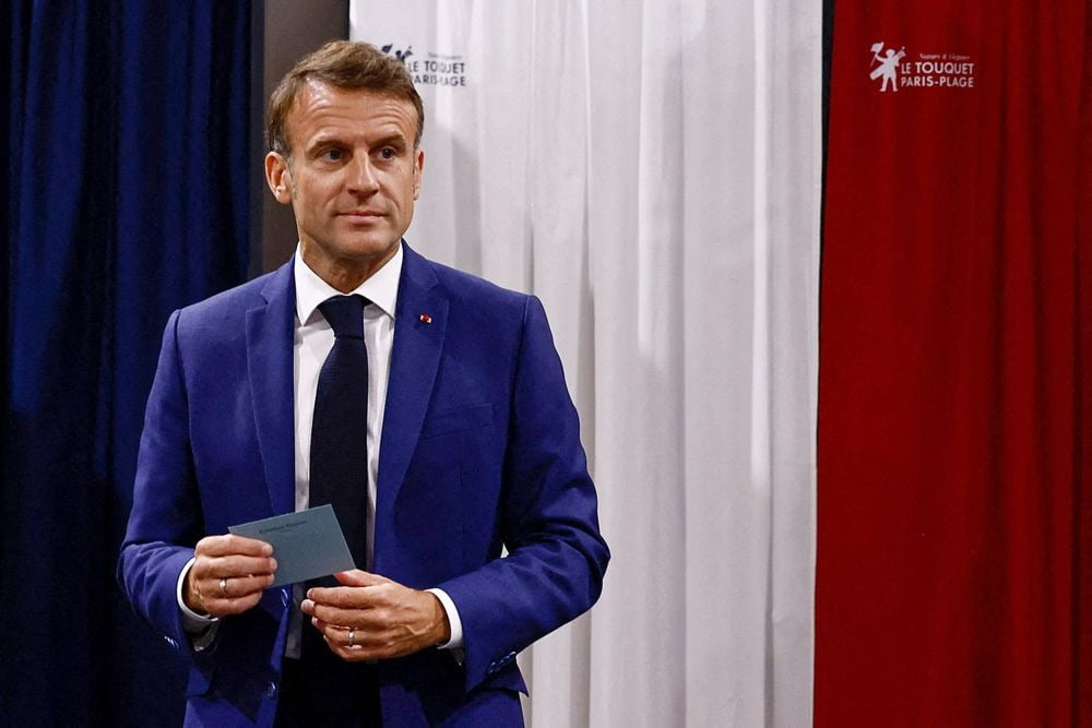 르네상스당을 이끄는 에마뉘엘 마크롱 프랑스 대통령이 지난달 30일(현지시간) 1차 투표에 참여하고 있다. 이날 르네상스당 연합은 3위(출구조사 결과)를 차지해 참패에 가까운 성적을 거뒀다. AFP연합뉴스