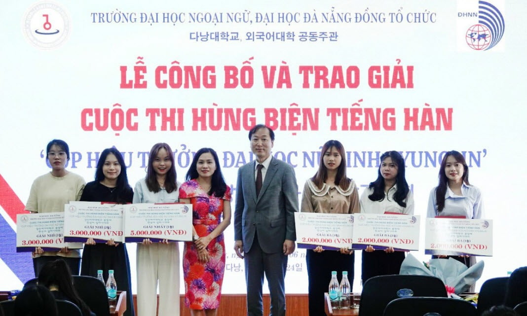 경인여자대학교는 최근 베트남 다낭외국어대학교에서 ‘경인여대총장배 한국어 말하기대회’를 개최했다. 육동인 총장(가운데)과 수상자들. 경인여대