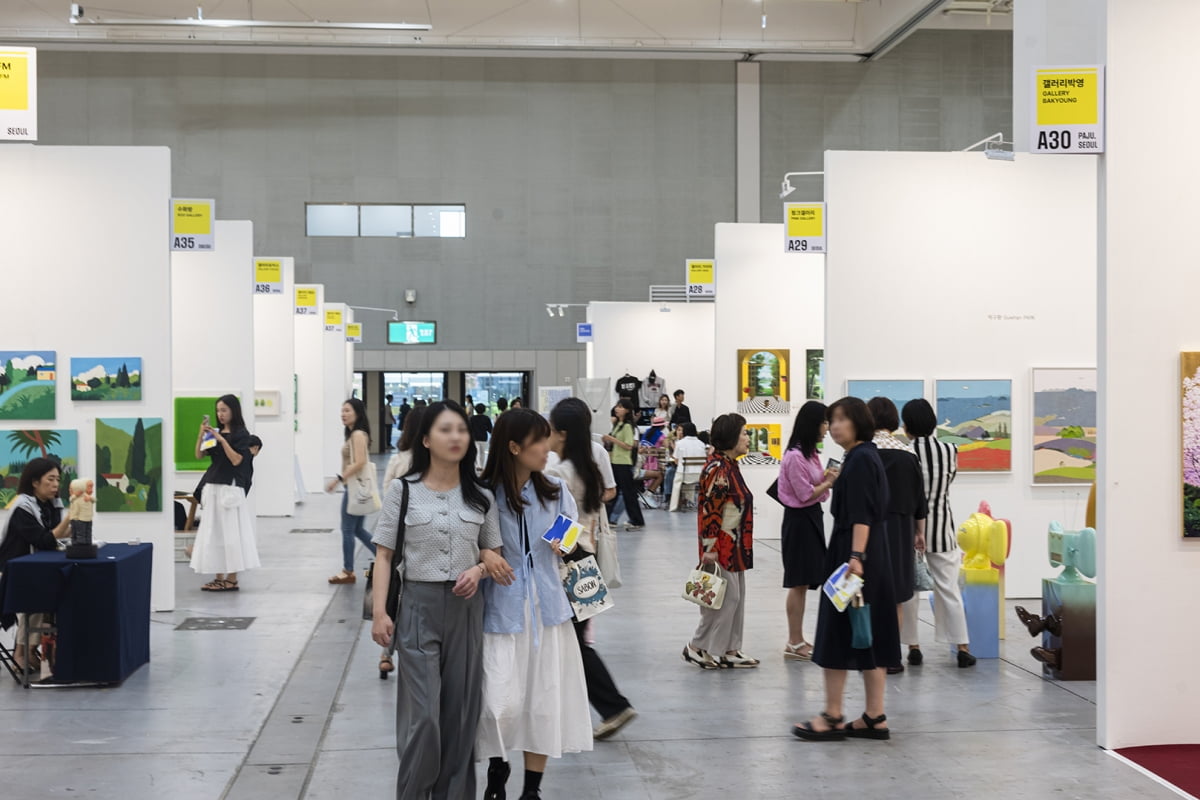 지난달 27일 수원컨벤션센터에서 열린 '화랑미술제 in 수원'을 찾은 관객들이 부스를 둘러보고 있다.