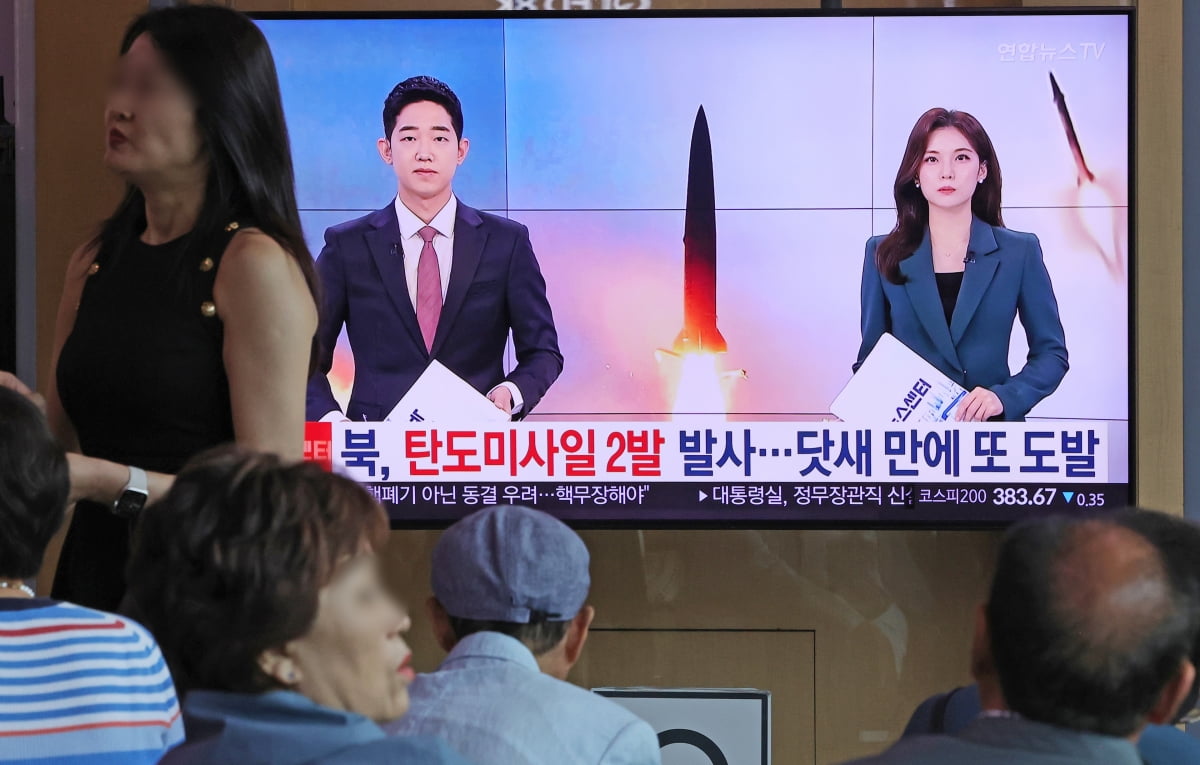 [포토] 북한, 탄도미사일 2발 발사···닷새 만에 도발