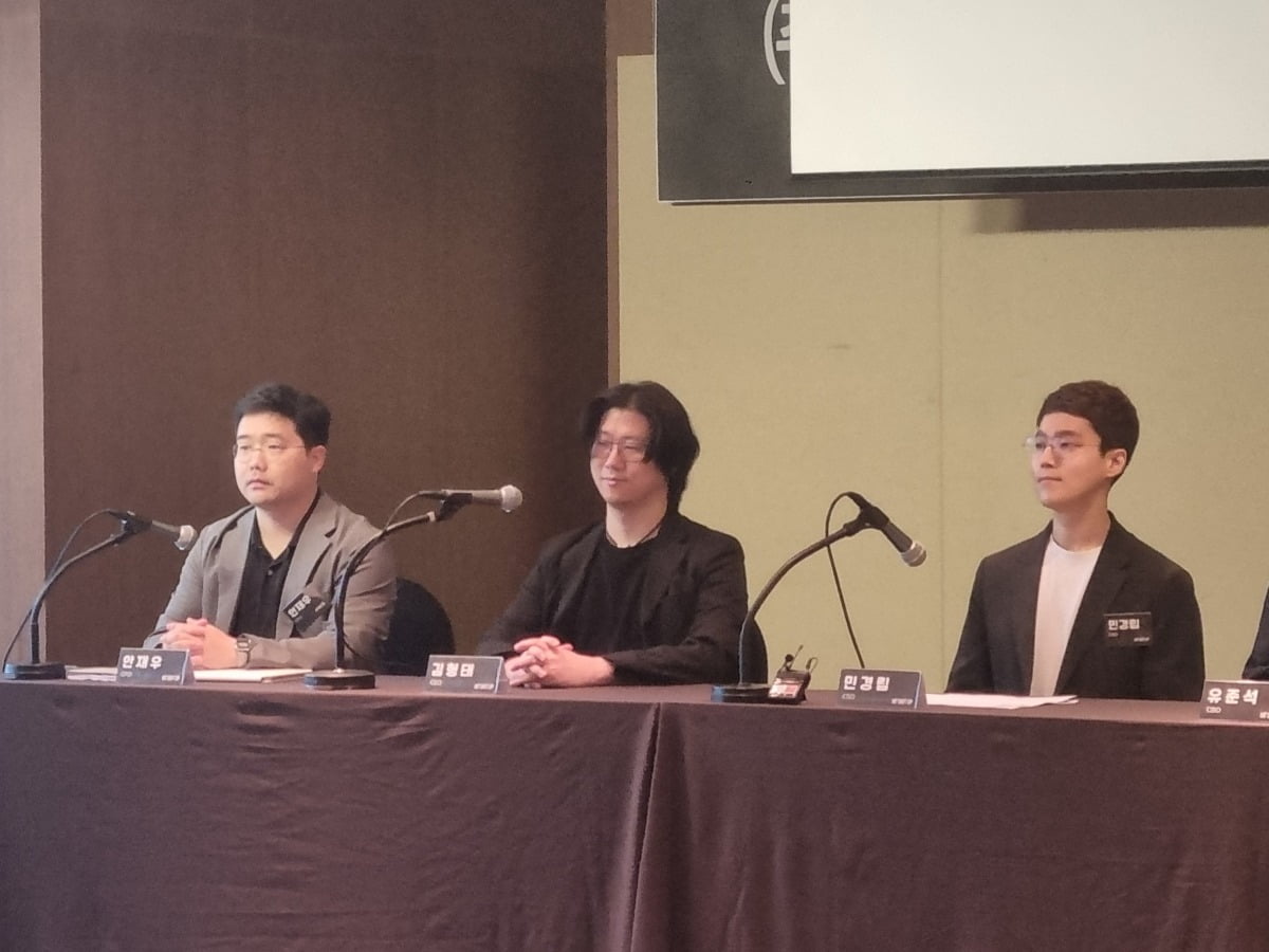 김형태 시프트업 대표( 가운데)가 25일 서울 여의도에서 열린 기자간담회에서 인사말을 하고 있다. 한경 DB