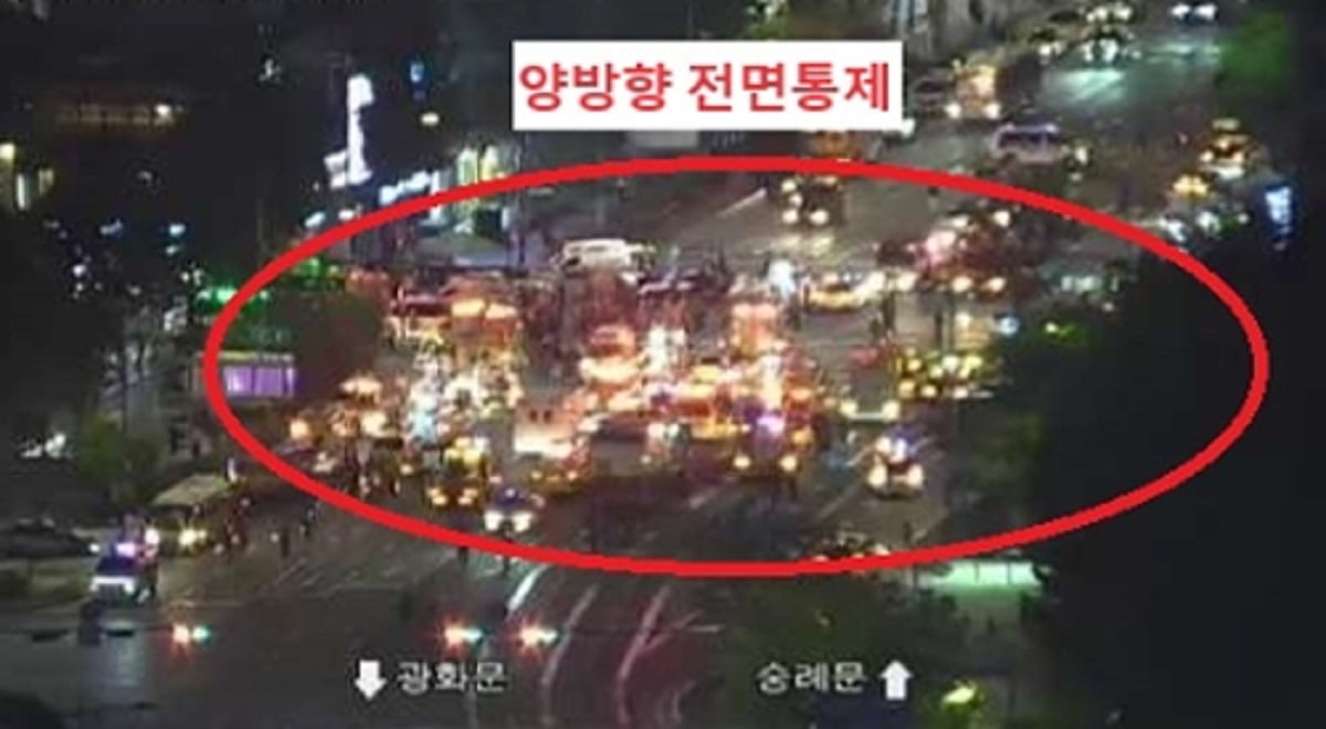 1일 오후 9시 30분께 서울 시청역 인근 교차로에서 차량이 인도로 돌진하는 사고가 발생, 현장 일대 도로가 전면 통제되고 있다. 사진=연합뉴스