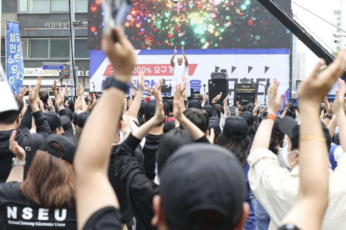 지난 5월 서울 삼성전자 서초사옥에서 연예인들을 불러 집회를 연 전국삼성전자노조
