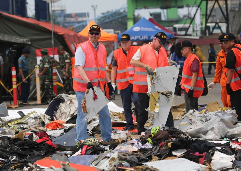 2018년 11월, 인도네시아 자카르타 탄중프리옥항에서 조사관들이 라이온에어 여객기 추락 사고에서 수습된 물품을 확인하고 있다. 보잉 737 맥스 기종인 라이온에어 610편은 2018년 10월 29일 이륙 한지 단 몇 분 만에 추락해 전원 사망했다. /AP연합뉴스