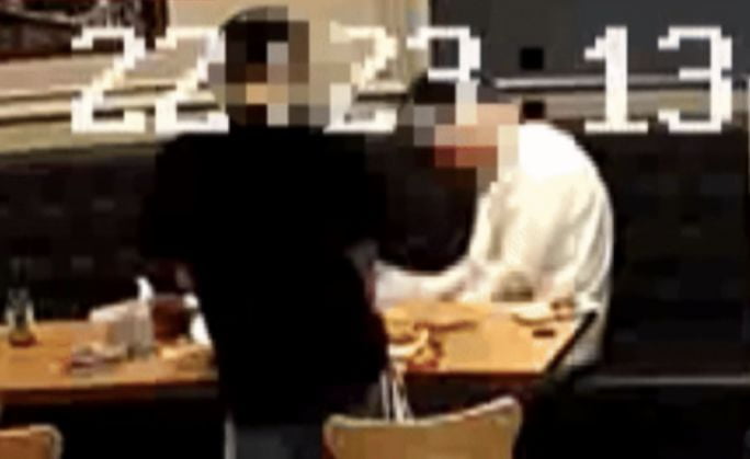 술에 취한 20대 남성이 치킨집 테이블에 ‘소변 테러’를 했다는 사연이 알려졌다. / 사진=JTBC 사건반장 캡처