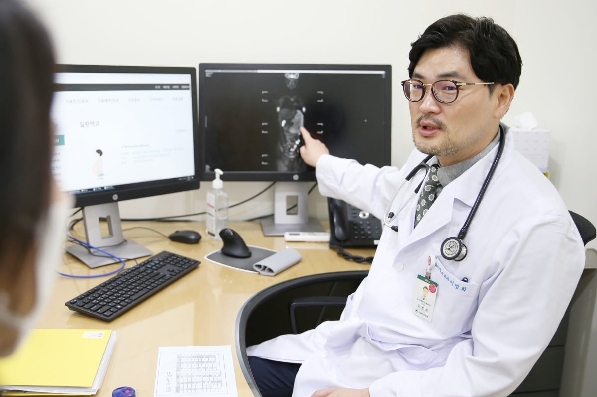 서울아산병원 의학유전학센터 이범희 교수가 고셔병 환자를 진료하고 있다.