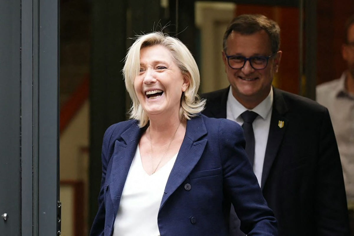프랑스 강경우파 국민전선(RN)의 마린 르펜 전 대표가 2일(현지시간) 파리 당사에서 나오면서 활짝 웃고 있다. /AFP