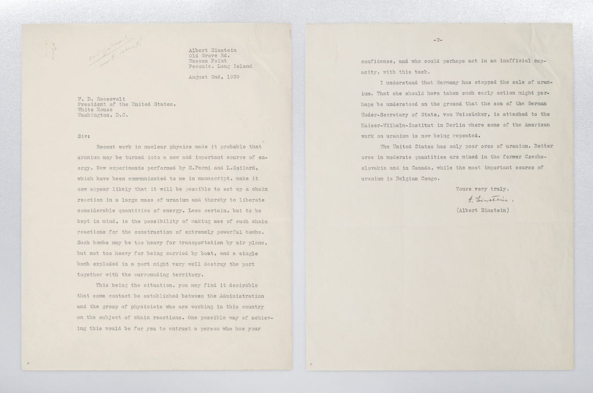 아인슈타인이 미국 대통령 프랭클린 루스벨트에게 보낸 편지. 당시 아인슈타인은 전 세계적으로 잘 알려진 스타 과학자였고, 루스벨트는 아인슈타인을 백악관으로 초청해 식사하는 등 아인슈타인과 안면이 있었다.