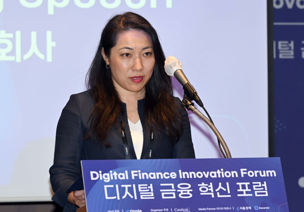 2일 서울 중구 롯데호텔에서 열린 '디지털 금융 혁신 포럼'에서 에미 요시카와 리플 전략기획 부사장이 발표를 진행하고 있다. / 사진=리플