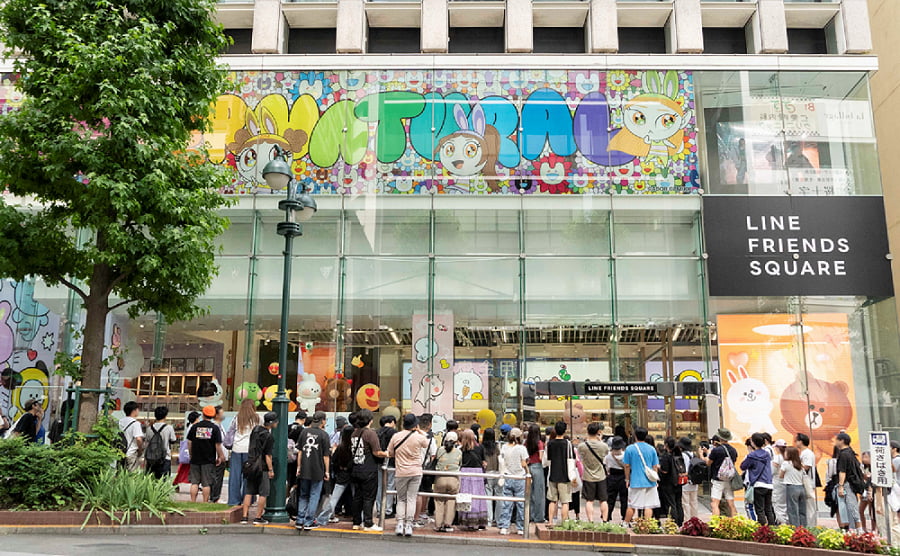 일본 팬들이 지난 2일 일본 도쿄 시부야에 문을 연 '라인프렌즈 스퀘어 시부야'에 입장하기 위해 줄을 서고 있다. 사진=IPX 제공