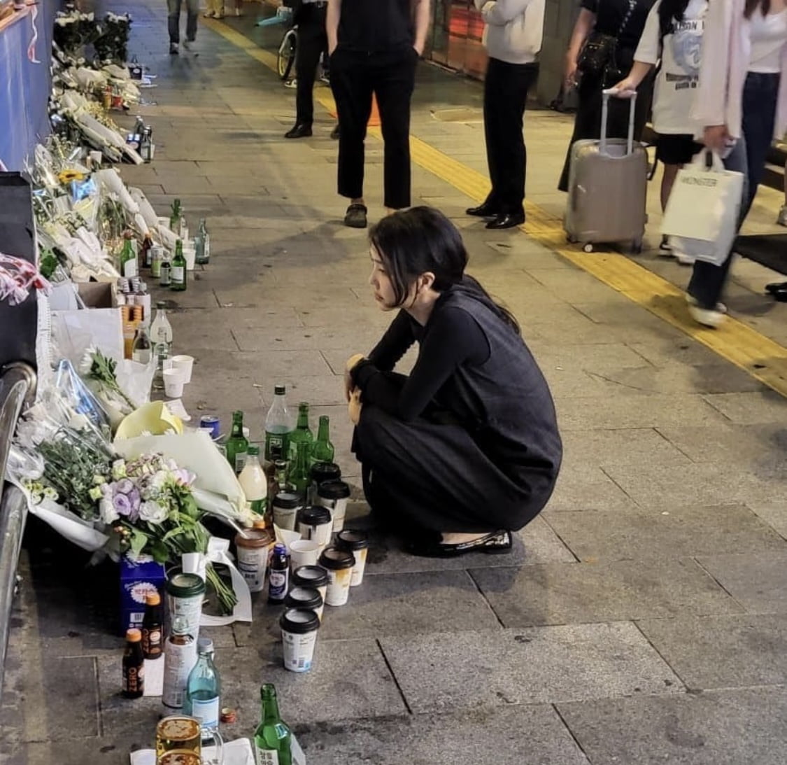 국화 든 김건희 여사…한밤 중 시청역 사고 현장서 포착