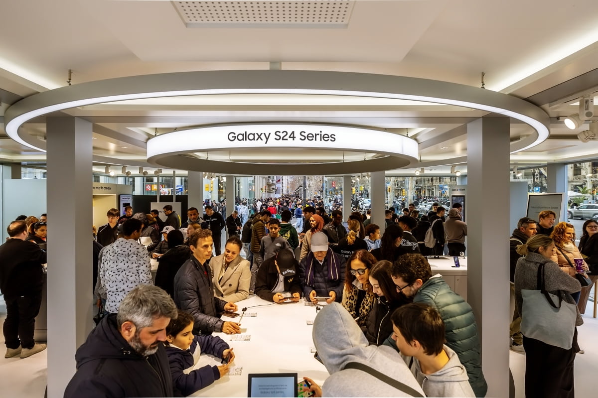 관람객들이 지난 2월 25일 스페인 바르셀로나 카탈루냐 광장에서 운영했던 '갤럭시 익스피리언스 스페이스'를 찾아 갤럭시 S24 시리즈를 체험하고 있다. 사진=삼성전자 제공