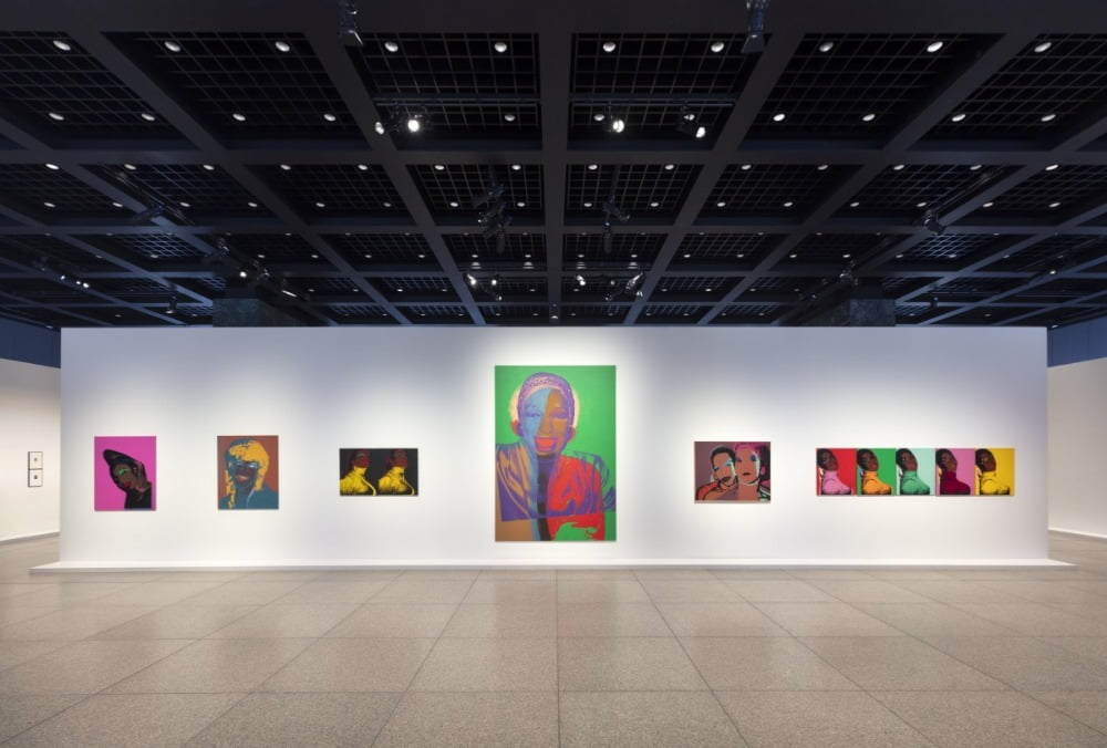 《앤디 워홀. 벨벳 분노와 아름다움》의 전시 전경 / Ausstellungsansicht „Andy Warhol. Velvet Rage and Beauty“, Neue Nationalgalerie, 7.6. – 6.10.2024 © 2024 The Andy Warhol Foundation for the Visual Arts, Inc. / Licensed by Artists Rights Society (ARS), New York / Foto: David von Becker / Nationalgalerie – Staatliche Museen zu Berlin