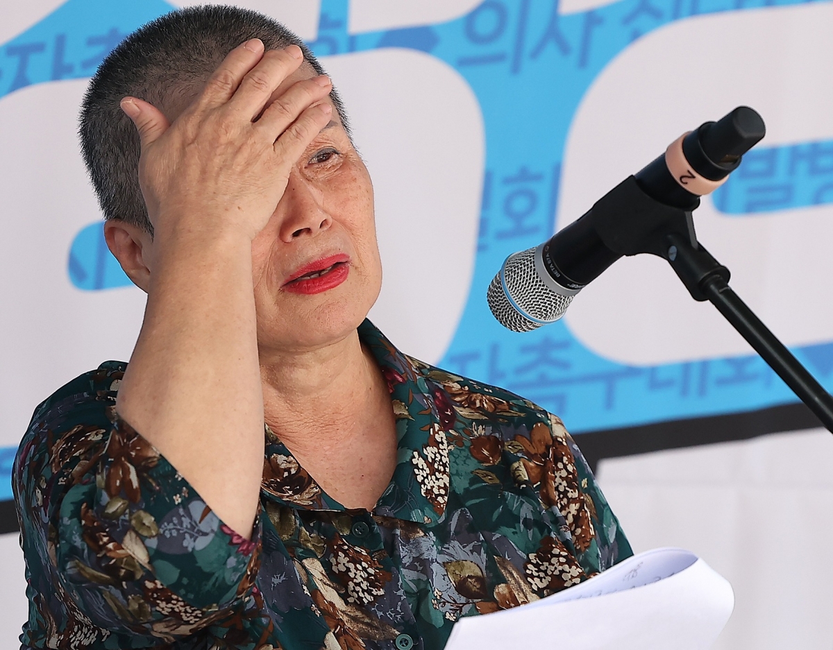  코넬리아드랑게 증후군을 앓고 있는 박하은씨의 어머니 김정애씨가 의사 집단휴진 철회 집회에서 호소문을 낭독하는 중 울컥하고 있다. /사진=뉴스1