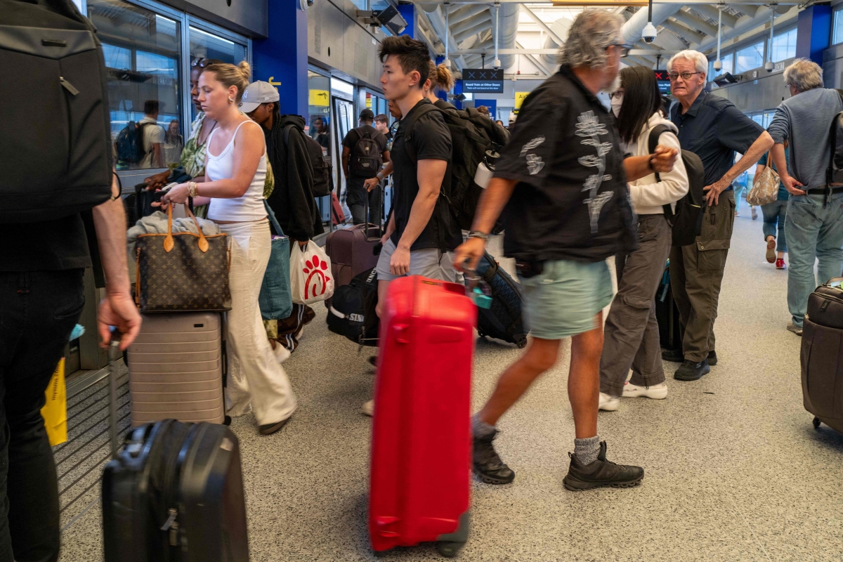 독립기념일 연휴를 맞은 지난 2일(현지시간) 미국인 관광객들이 뉴욕 JFK 국제공항에서 이동하고 있다. 미국 교통안전국은 이번 독립기념일 연휴 기간(6월28일~7월8일) 작년 연휴보다 5.4% 늘어난 3200만명의 미국인이 해외에 나갈 것이라고 전망했다. /AFP