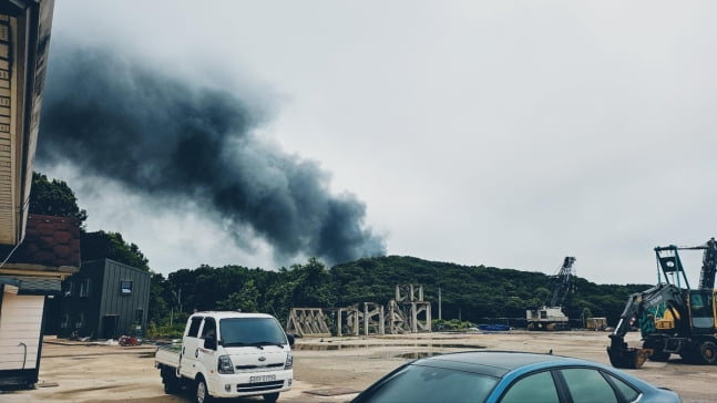 5일 오전 7시 15분께 전곡산업단지 내 한 공장에서 불이나 진화 작업을 벌이고 있다. / 사진=연합뉴스