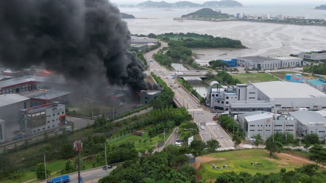 5일 오전 7시 15분께 전곡산업단지 내 한 공장에서 불이나 진화 작업을 벌이고 있다. / 사진=연합뉴스