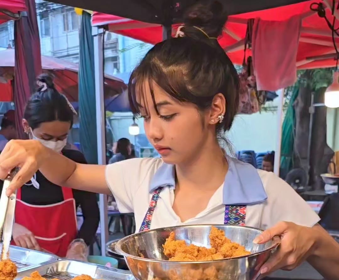 블랙핑크 리사의 닮은꼴로 언급되는 10대 소녀/사진=인플루언서 킹 스트릿 푸드(KiNG Street Food) 인스타그램