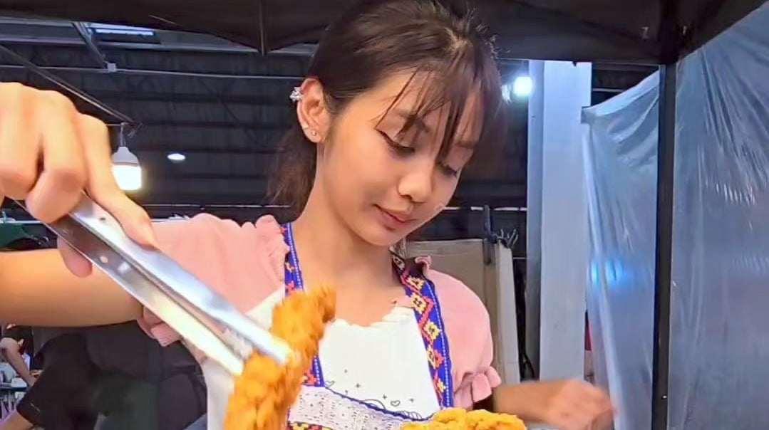 블랙핑크 '리사' 아니야?…태국 시장 '치킨 파는 소녀' 정체