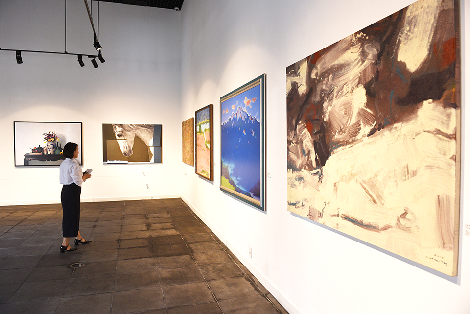 충남 아산의 복합문화공간 모나밸리에서 오는 7일까지 국제아트페어가 열린다. 독립된 각 전시공간에 설치된 세계 거장들의 작품을 볼 수 있다. 모나밸리 제공