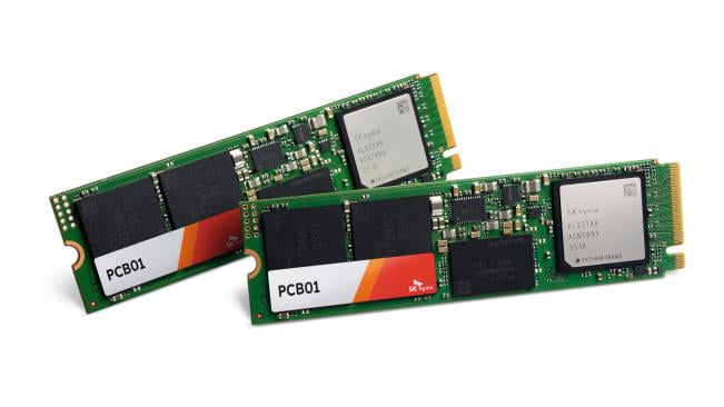 SK하이닉스가 온디바이스 인공지능(AI) PC에 탑재되는 업계 최고 성능의 SSD 제품인 'PCB01' 개발을 마치고 연내에 양산할 계획이라고 지난달 밝혔다. 사진은 SK하이닉스 8채널 PCIe 5세대 온디바이스 AI PC용 SSD 'PCB01'. SK하이닉스 제공