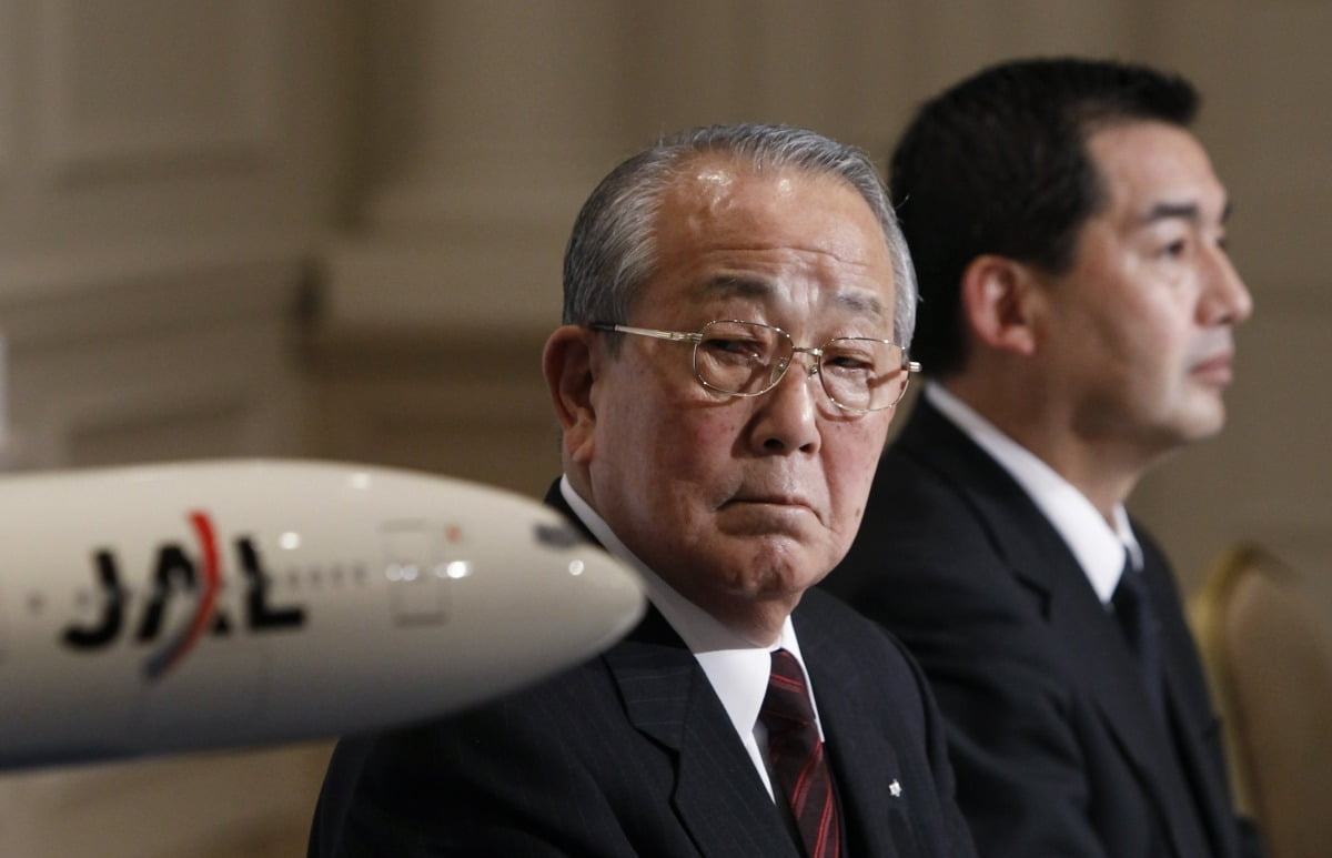2010년 2월 일본항공(JAL) 신임 회장으로 취임한 이나모리 가즈오 교세라 명예회장이 기자회견장에서 모형 항공기를 걱정스러운 눈빛으로 바라보고 있다. 오른쪽은 오오니시 마사루 JAL 신임 사장. 연합뉴스