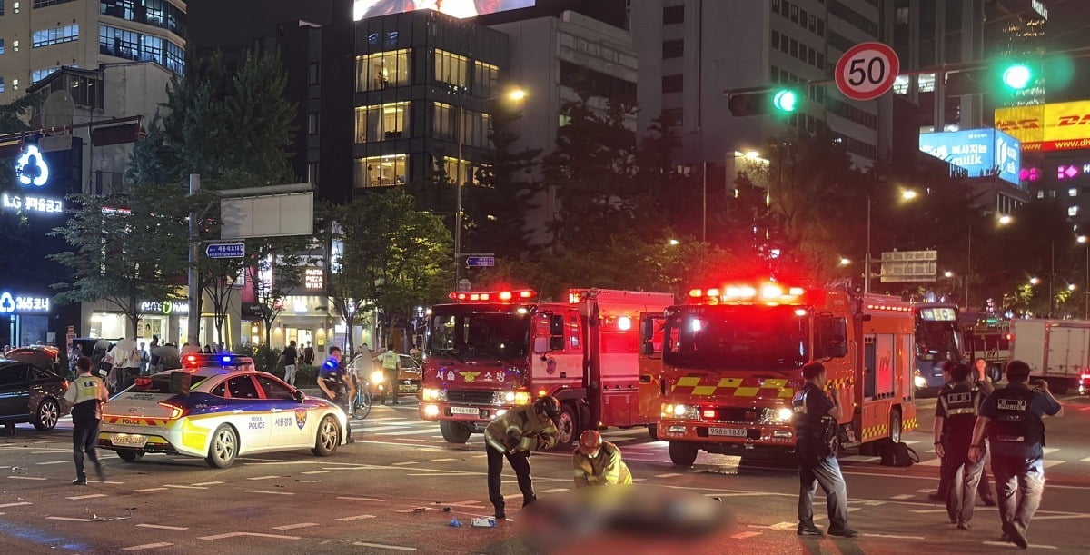 1일 밤 서울 중구 시청역 부근에서 한 남성이 몰던 차가 인도로 돌진해 16명 사상자가 발생, 구조대원들이 현장을 수습하고 있다./독자제공 연합뉴스