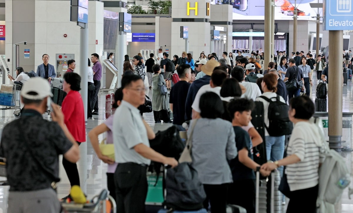 사진은 기사 내용과 무관. 1일 인천국제공항 제1터미널 출국장이 해외로 떠나려는 여행객들로 붐비고 있다. /사진=뉴스1