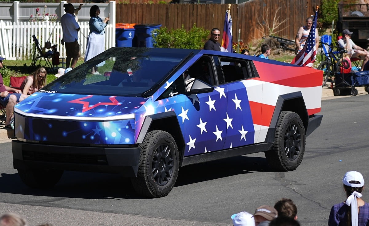 지난 4일(현지시간) 미국 콜로라도주 파이어스톤에서 열린 독립기념일 기념 퍼레이드에서 성조기로 랩핑된 테슬라 사이버트럭이 달리고 있다. /AP