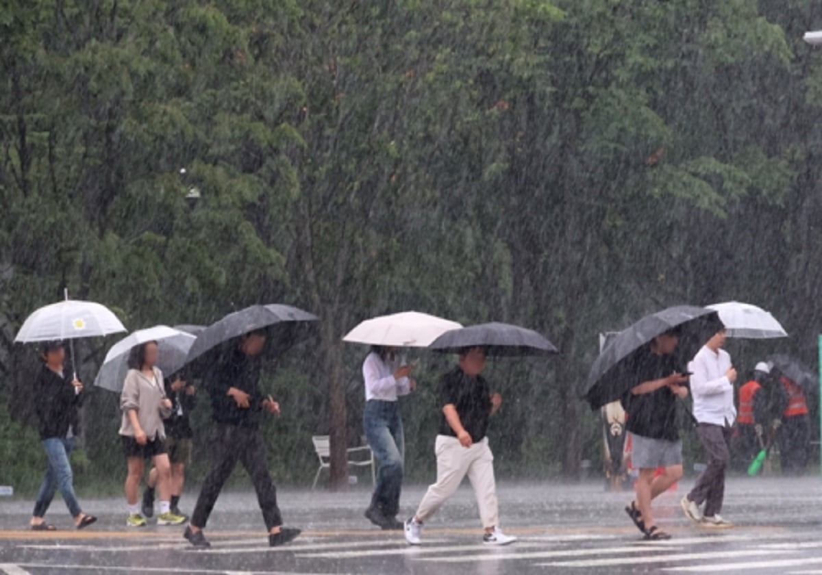 전국적으로 장맛비가 내린 지난 2일 오후 서울 광화문 사거리에서 우산을 쓴 시민들이 이동하고 있다. 사진=연합뉴스
