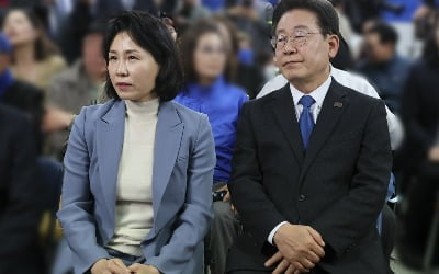 검찰, '경기도 법인카드 유용 의혹' 이재명 부부 소환 통보