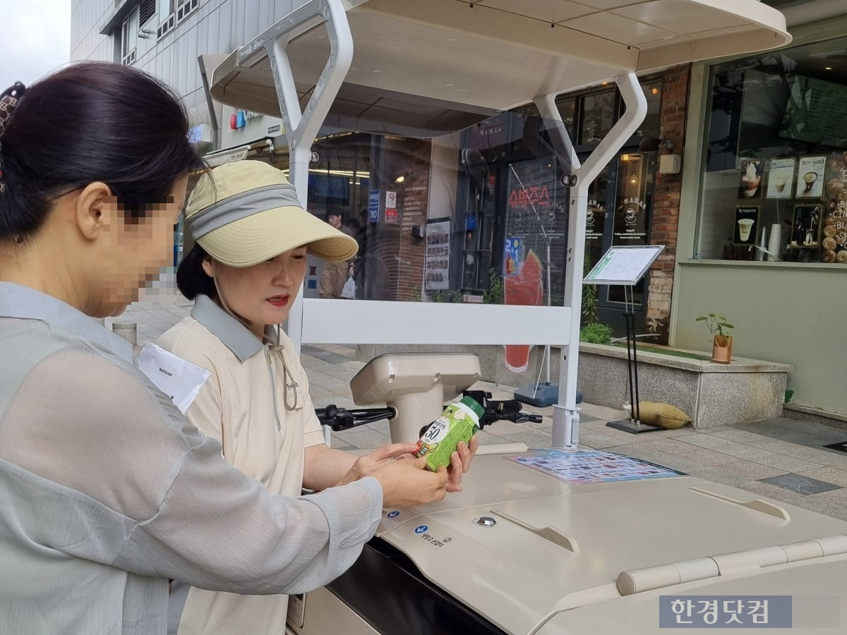 소비자에게 요구르트를 판매 중인 문양금 hy 프레시 온라인 카지노 합법 사이트. 사진=신민경 기자