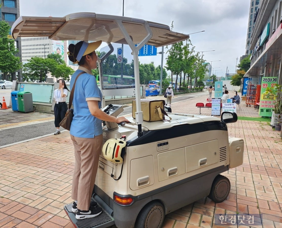 샛강역 부근에서 전동카트(카트이름 코코)를 운행 중인 설희정 hy 프레시 온라인 카지노 합법 사이트. 사진=신민경 기자