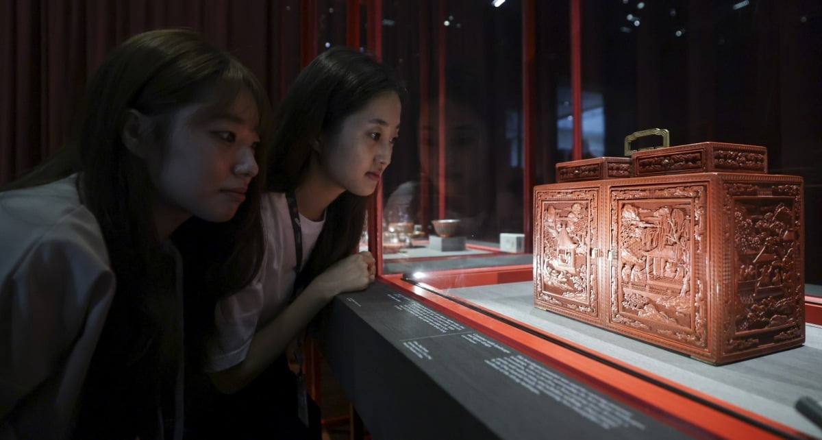 9일 오전 서울 용산구 국립중앙박물관에서 열린 한·일·중 '삼국삼색(三國三色)-동아시아의 칠기' 특별전 개막식에서 참석자들이 중국의 조칠 산수·인물 무늬 운반 상자를 살펴보고 있다.