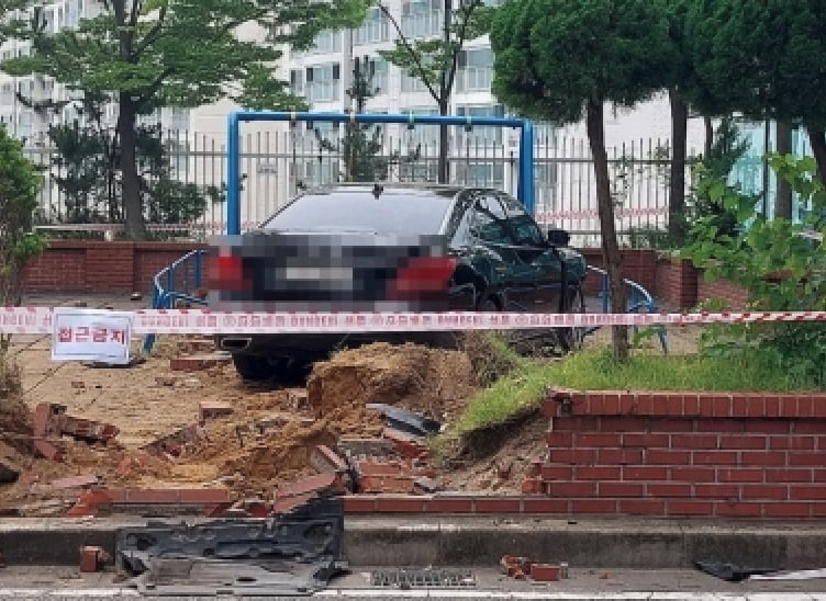 아파트 단지 놀이터로 돌진한 승용차. /사진=부산 사상경찰서 제공