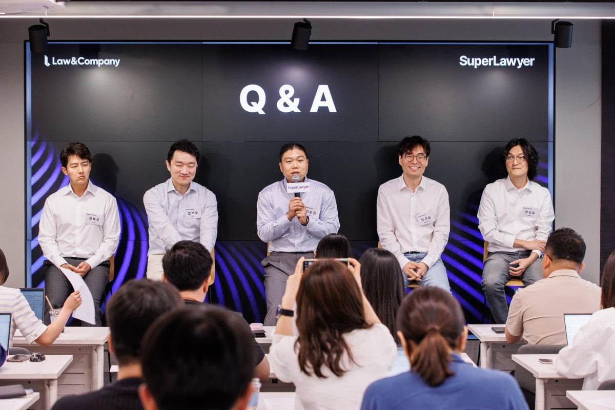 로앤컴퍼니 정재성 부사장(왼쪽부터), 엄보운 이사, 김본환 대표, 안기순 이사, 이상후 AI팀장이 9일 오전 서울 강남구 성홍타워에서 기자간담회를 열고 질의응답을 하고 있다. 사진=로앤컴퍼니 제공