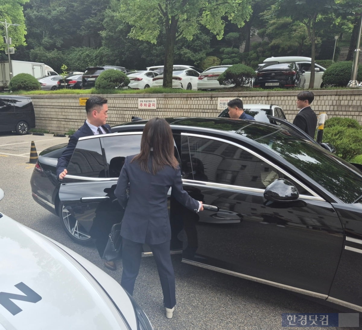 10일 가수 김호중 씨의 첫 공판을 마치고 차량에 탑승하는 김씨 측 변호인들 / 사진=성진우 기자