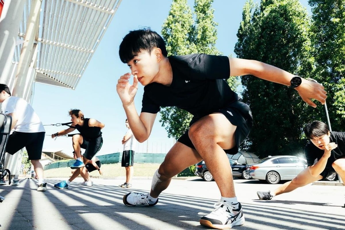 헝가리 빙속 국가대표 선수들과 훈련하는 카지노 슬롯머신 게임. /사진=헝가리빙상경기연맹 홈페이지 캡처, 연합뉴스