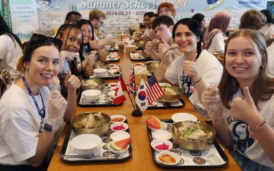 [포토] '삼계탕 먹고 이열치열 문화체험' 하는 외국인학생들