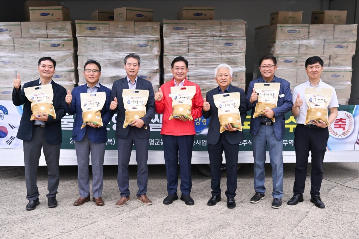 경기 양평군은 전진선(사진 왼쪽 네 번째) 군수 등이 참석한 가운데 지난 11일 '물맑은양평 참드림 쌀' 미국수출 선적식을 진행했다고 12일 밝혔다.양평군 제공