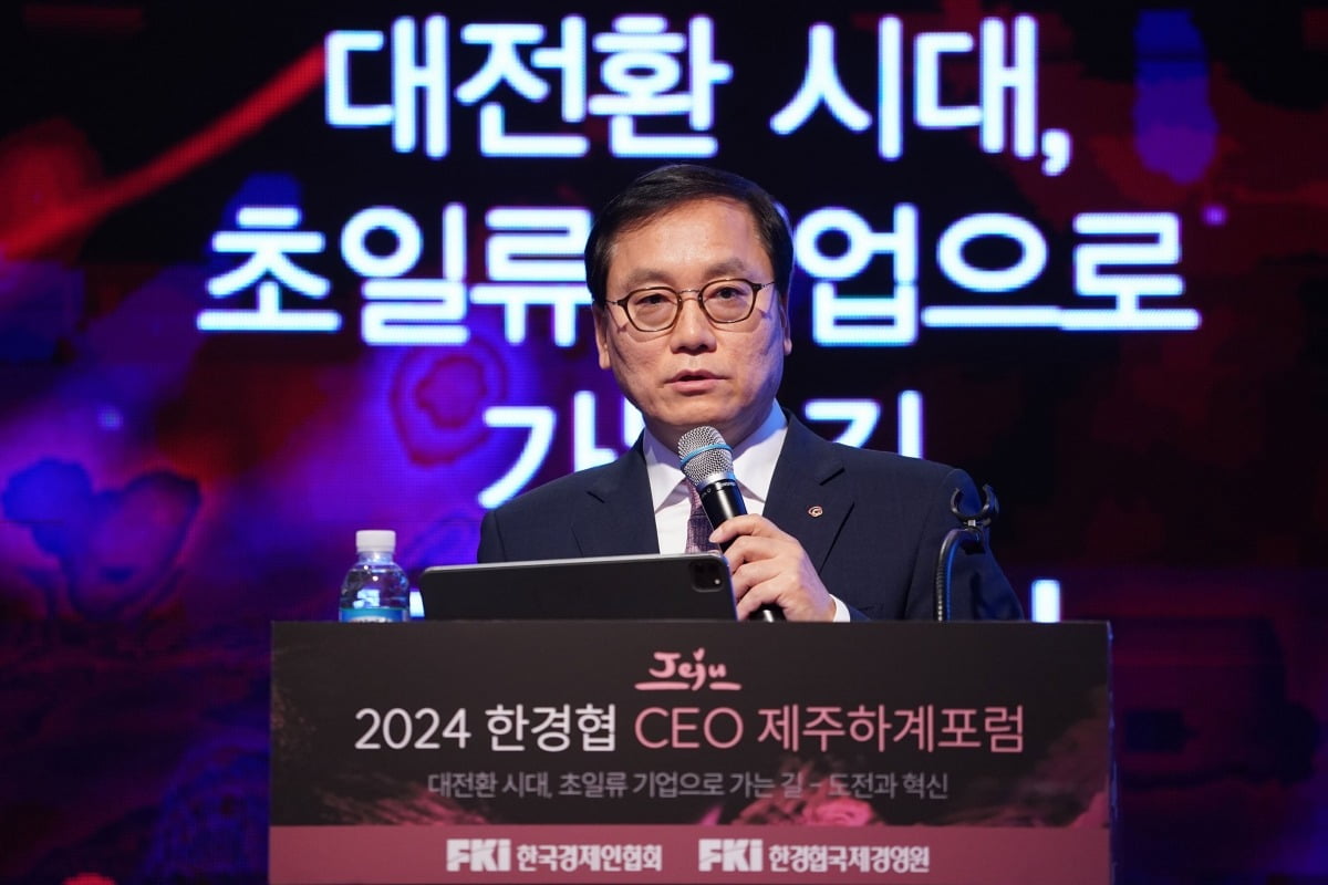 신현우 한화에어로스페이스 사장이 13일 제주 롯데호텔에서 열린 ‘2024 한경협 CEO 제주하계포럼’에 참석해 '우주를 향한 도전, 한국은 어떻게 경쟁할 것인가'를 주제로 발표하고 있다. 사진=한경협 제공