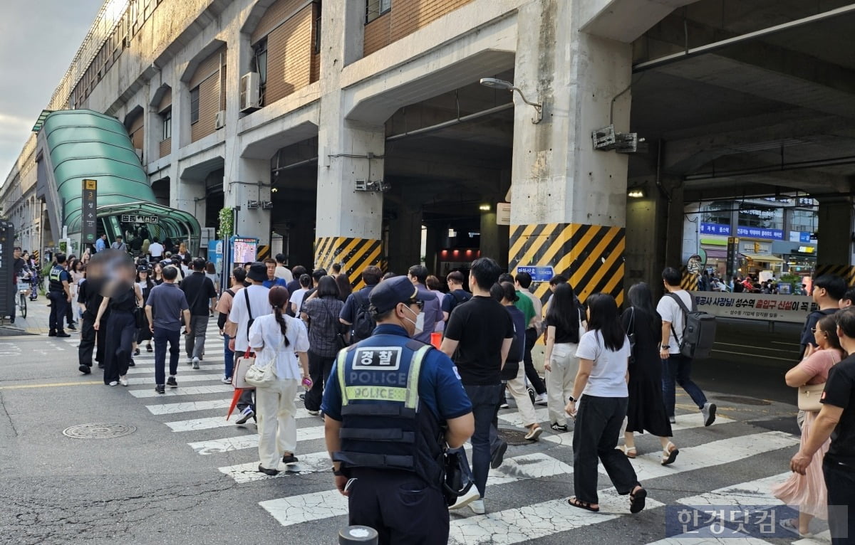 "칼퇴하면 뭐하나요"…MZ성지 퇴근길 20대 직장인도 '비명' [현장+]