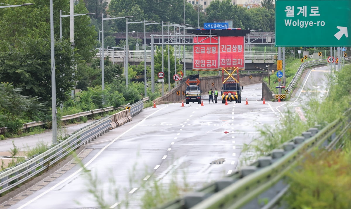 [포토] 수위 오르는 중랑천에 통제되는 동부간선도로