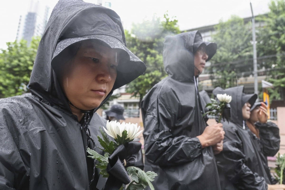 18일 서울 서이초교사거리에서 교사유가족협의회, 전국교직원노동조합 조합원들이 고인을 추모하며 행진하고 있다./임형택기자