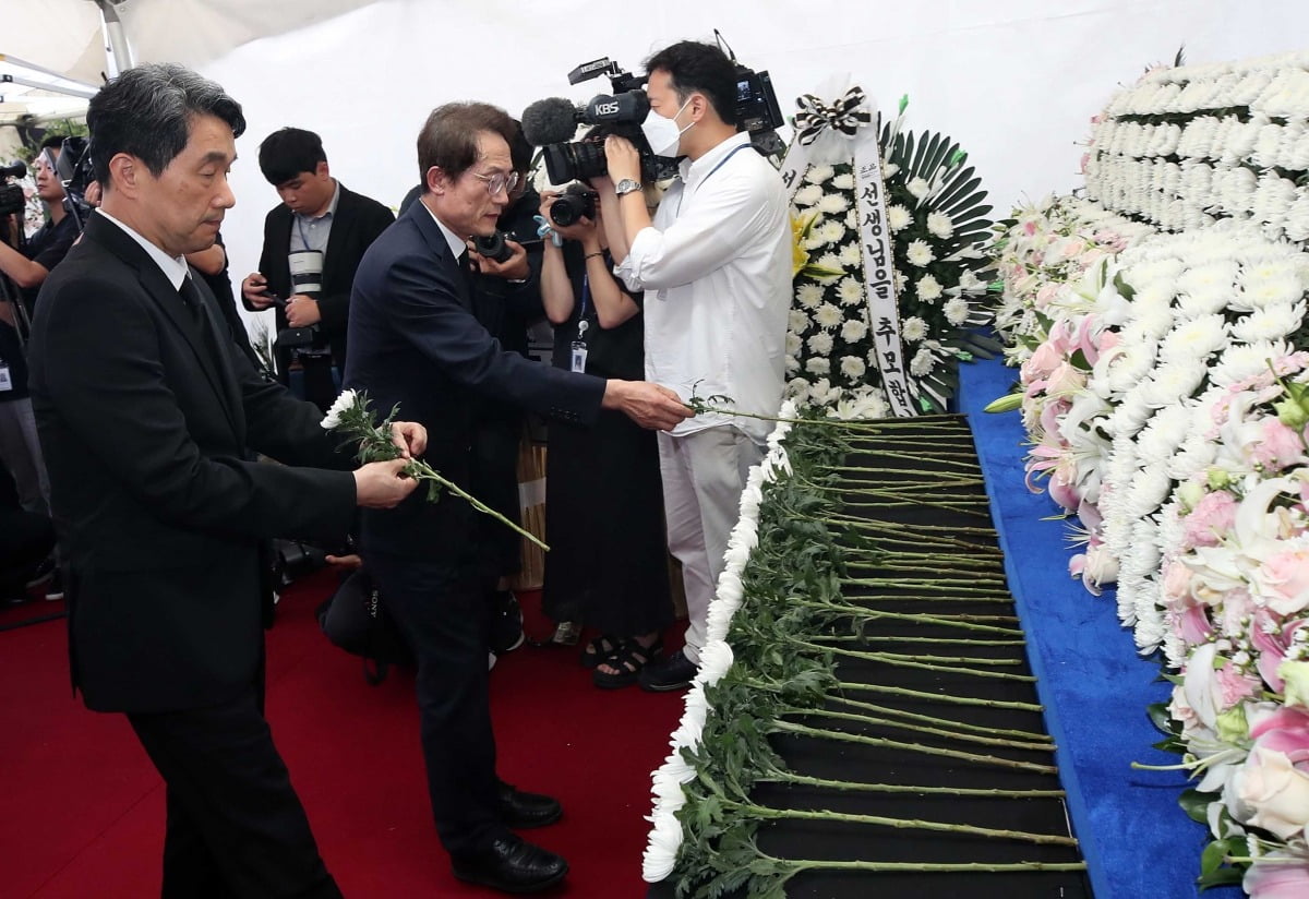 이주호 사회부총리 겸 교육부 장관과 조희연 서울시교육감이 18일 서울시교육청에서 열린 서이초 순직교사 1주기 추모식을 마친 후 추모공간에 헌화하고 있다./임대철 기자