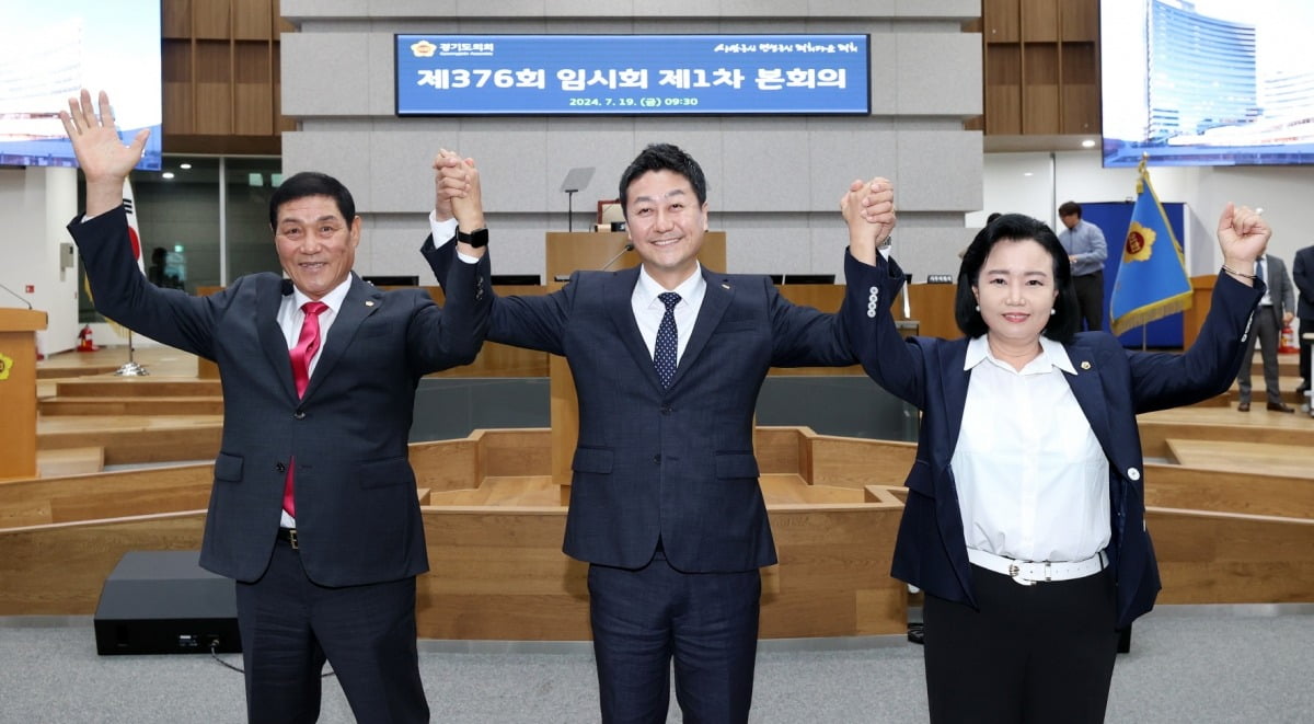 19일 전국 최대 광역의회인 경기도의회는 제 11대 후반기 의장에 4선의 더불어 민주당 김진경(사진 가운데) 도의원을 선출했다. 이어 민주당 정윤경(사진 왼쪽에서 세 번째) 도의원을 제 1부의장에 국민의힘 김규창 도의원을 제 2부의장으로 선출해 후반기 의장단 구성을 마무리했다.경기도의회 제공