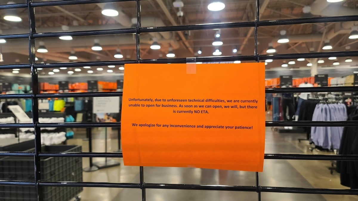 19일(현지시간) 미국 캘리포니아주 밀피타스 '그레이트몰'에 있는 한 매장에 기술 문제로 임시 휴업했다는 안내문이 붙어있다./ 실리콘밸리=송영찬 특파원 