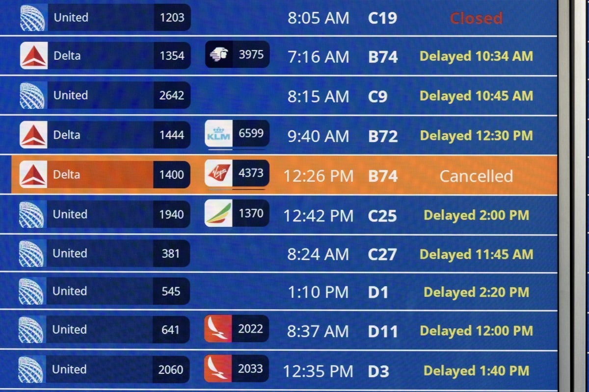 19일(현지시간) 워싱턴 덜레스 국제공항 전광판에 수많은 항공편이 지연 또는 결항됐다고 표시돼카지노사이트 추천./ 사진=EPA 