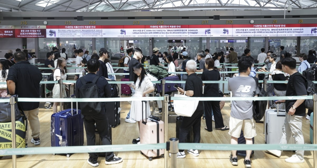 [포토] 여름 휴가철 맞아 북적이는 인천공항