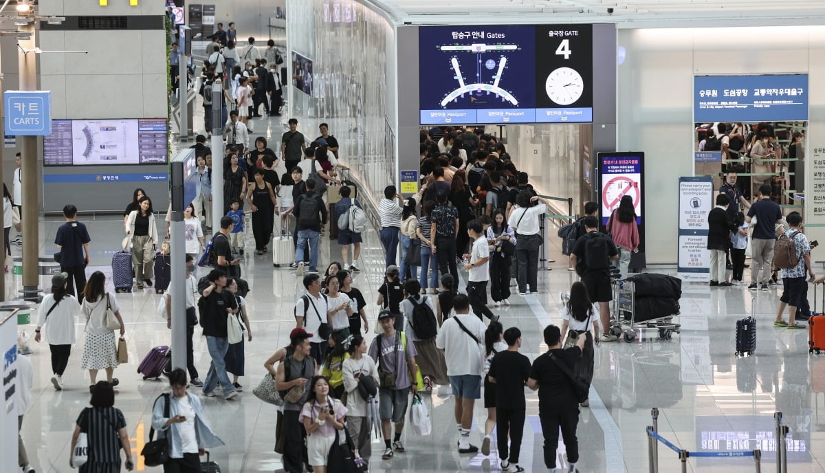 여름 휴가철인 21일 오후 인천국제공항 제1여객터미널 출국장이 여행객들로 북적이고 있다.